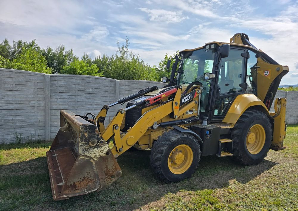 Caterpillar - Rýpadlo-nakladač: obrázok 1 Caterpillar - Rýpadlo-nakladač: obrázok 1