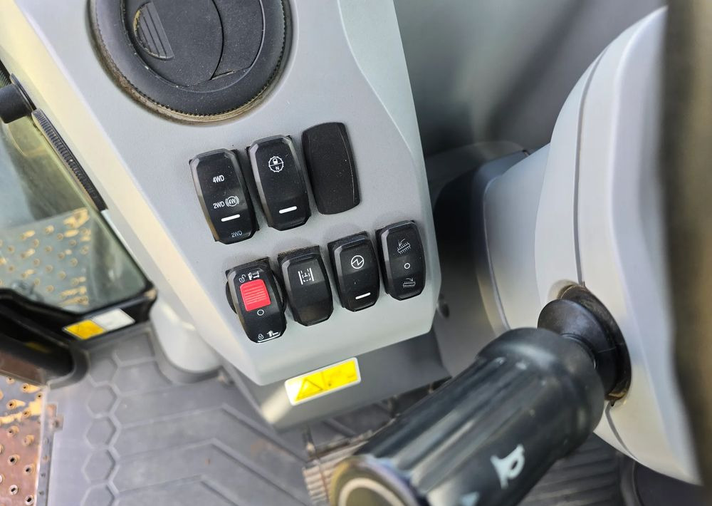 Caterpillar - Rýpadlo-nakladač: obrázok 5 Caterpillar - Rýpadlo-nakladač: obrázok 5