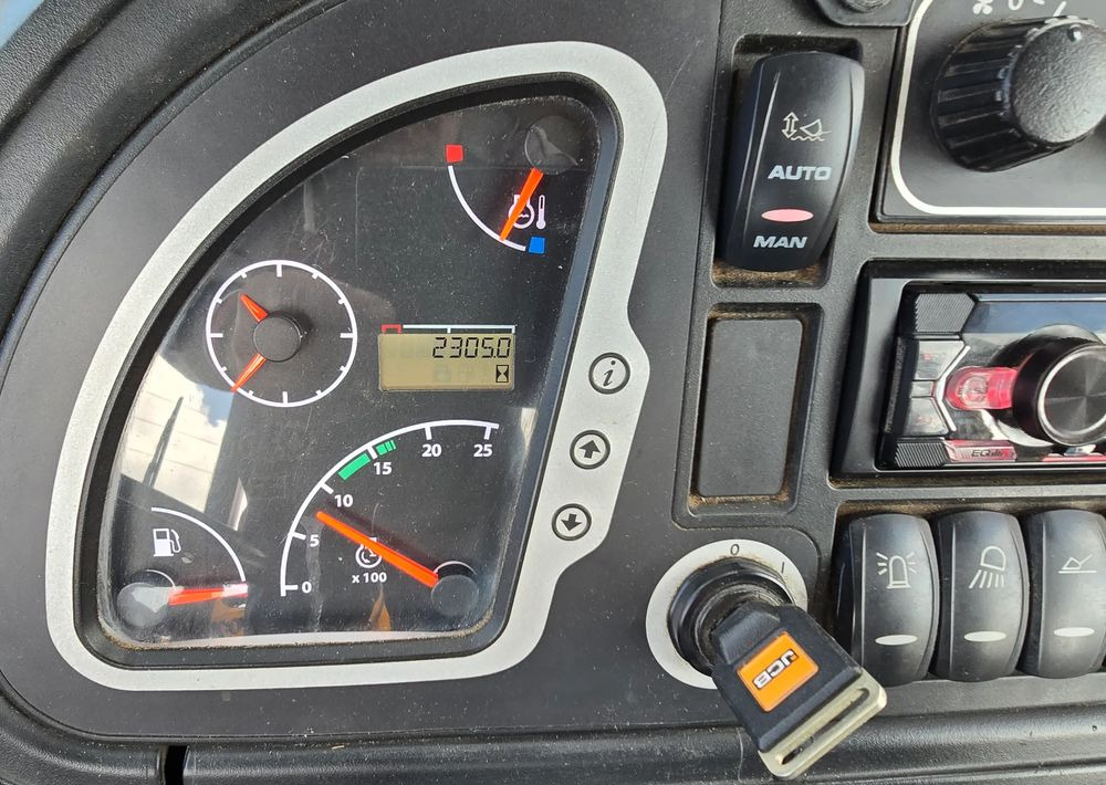 JCB - Rýpadlo-nakladač: obrázok 4 JCB - Rýpadlo-nakladač: obrázok 4