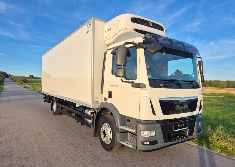 MAN TGM 15.250 7.5m winda AUTOMAT KLIMA z Niemiec EURO 6 / CHŁODNIA T-1000R THERMOKING - Chladirenské nákladné vozidlo: obrázok 3 MAN TGM 15.250 7.5m winda AUTOMAT KLIMA z Niemiec EURO 6 / CHŁODNIA T-1000R THERMOKING - Chladirenské nákladné vozidlo: obrázok 3