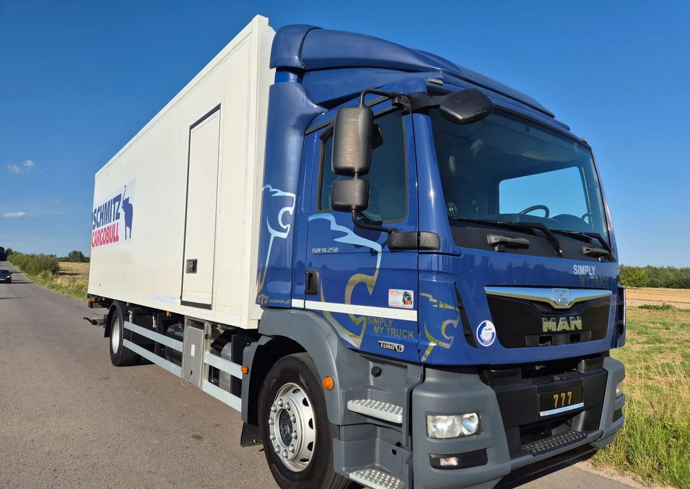 MAN TGM 18.250 Carrier 1950 D/E z Holandii / TOP STAN / 7.5m / 18 palet / winda + drzwi boczne / OKAZJA - Chladirenské nákladné vozidlo: obrázok 4 MAN TGM 18.250 Carrier 1950 D/E z Holandii / TOP STAN / 7.5m / 18 palet / winda + drzwi boczne / OKAZJA - Chladirenské nákladné vozidlo: obrázok 4