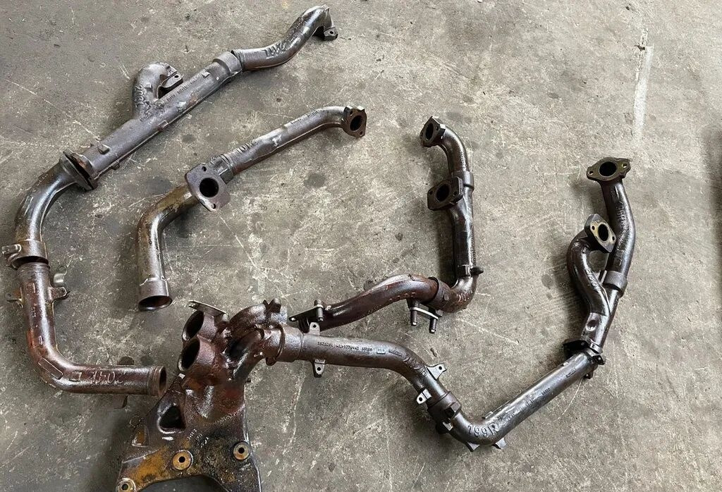 Scania R 730 V8 1906965 Scania R 730 V8 1906965 truck - Výfukový zvod pre Nákladné auto: obrázok 1 Scania R 730 V8 1906965 Scania R 730 V8 1906965 truck - Výfukový zvod pre Nákladné auto: obrázok 1