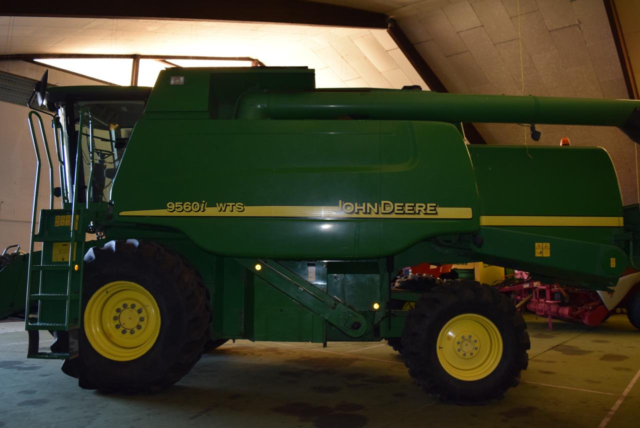 John Deere 9560 i WTS - Obilný kombajn: obrázok 1 John Deere 9560 i WTS - Obilný kombajn: obrázok 1