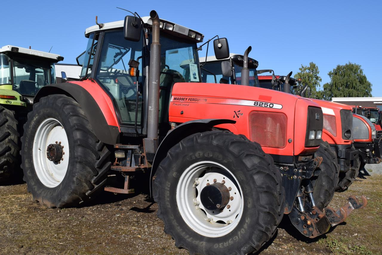Massey Ferguson MF 8250 - Traktor: obrázok 1 Massey Ferguson MF 8250 - Traktor: obrázok 1