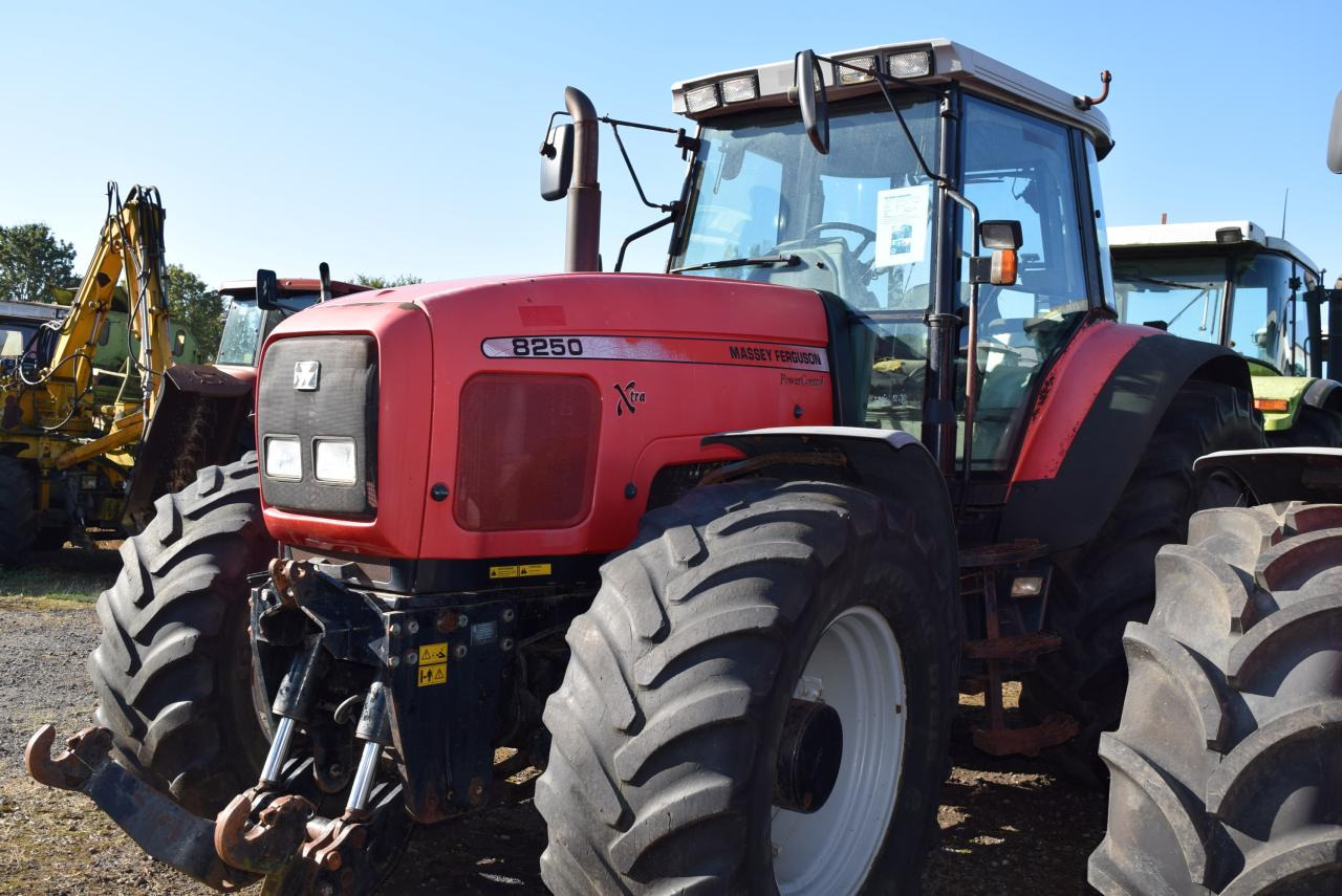 Massey Ferguson MF 8250 - Traktor: obrázok 2 Massey Ferguson MF 8250 - Traktor: obrázok 2