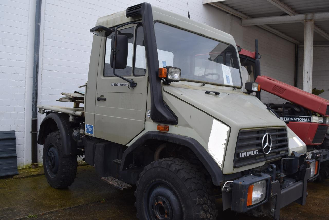 Mercedes-Benz Unimog U 90 - Traktor: obrázok 2 Mercedes-Benz Unimog U 90 - Traktor: obrázok 2