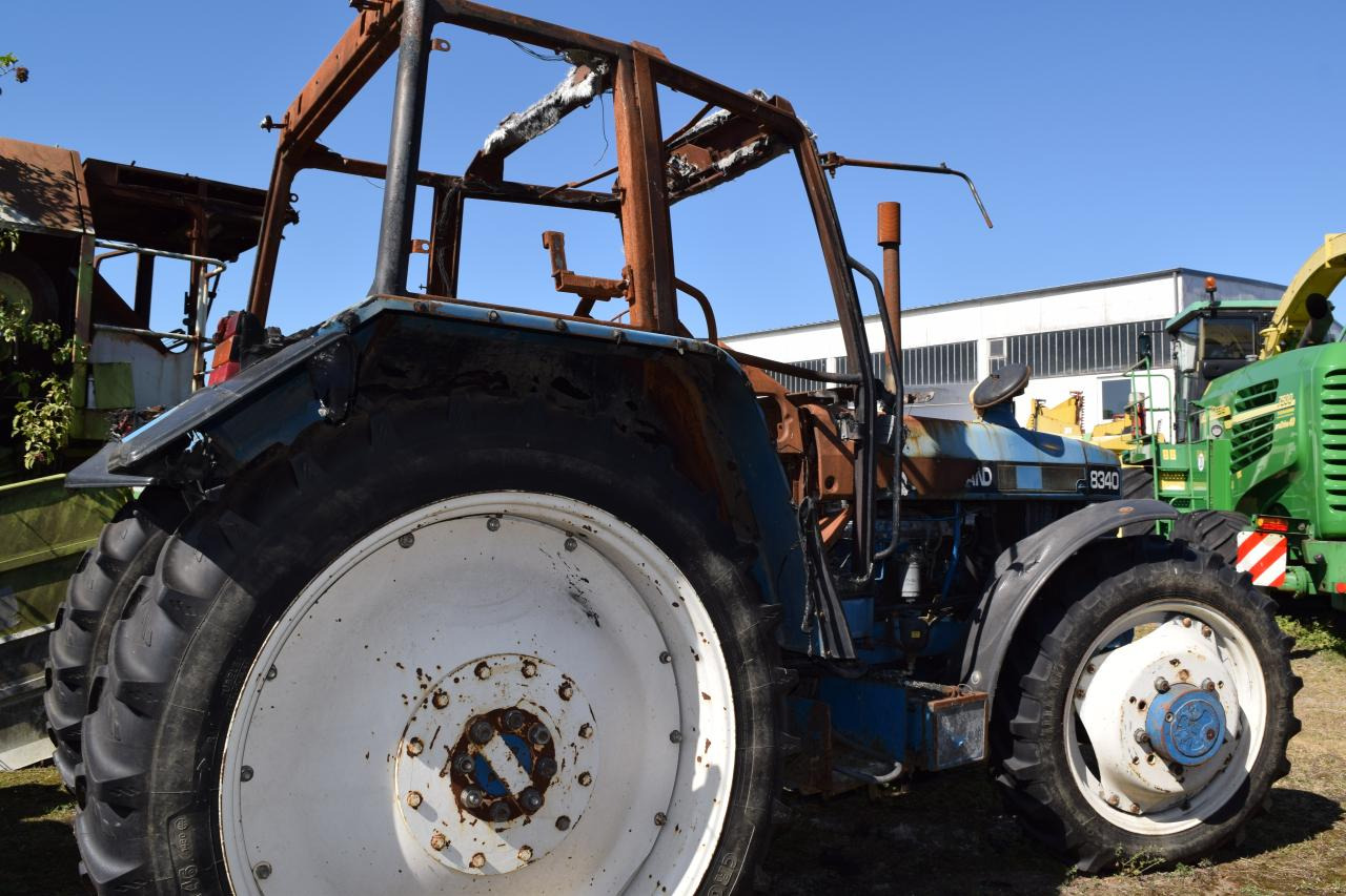 New Holland 8340 *zur Teileverwertung* - Traktor: obrázok 5 New Holland 8340 *zur Teileverwertung* - Traktor: obrázok 5