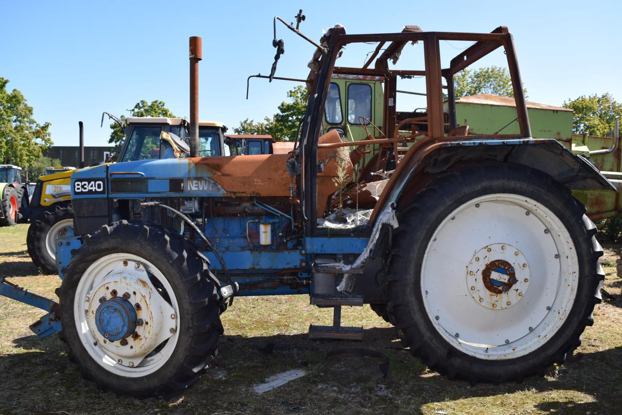 New Holland 8340 *zur Teileverwertung* - Traktor: obrázok 3 New Holland 8340 *zur Teileverwertung* - Traktor: obrázok 3