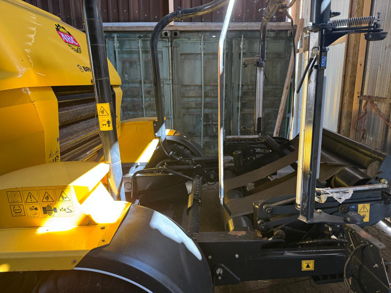 New Holland Rooll Baler 125 Combi - Lis na okrúhle balíky: obrázok 3 New Holland Rooll Baler 125 Combi - Lis na okrúhle balíky: obrázok 3