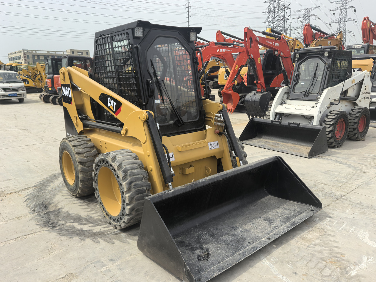 CAT 246D - Šmykom riadený nakladač: obrázok 4 CAT 246D - Šmykom riadený nakladač: obrázok 4