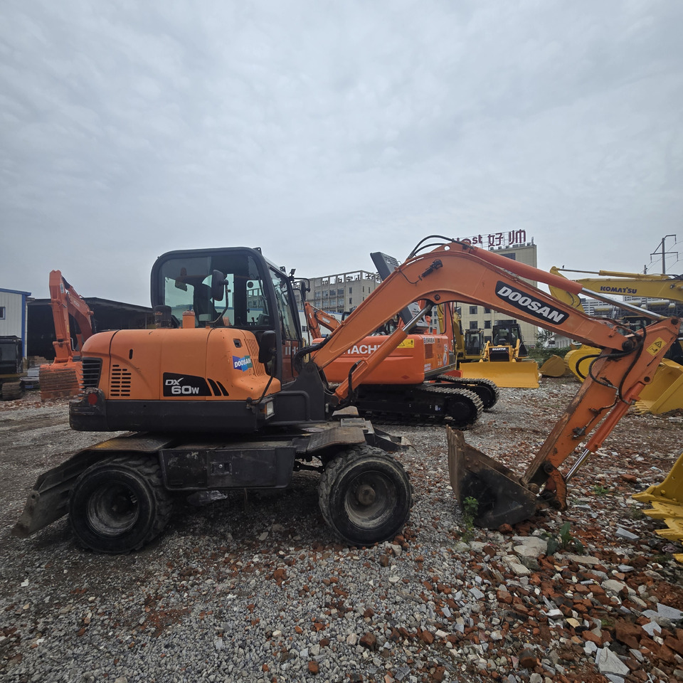 DOOSAN DX60W - Kolesové rýpadlo: obrázok 1 DOOSAN DX60W - Kolesové rýpadlo: obrázok 1