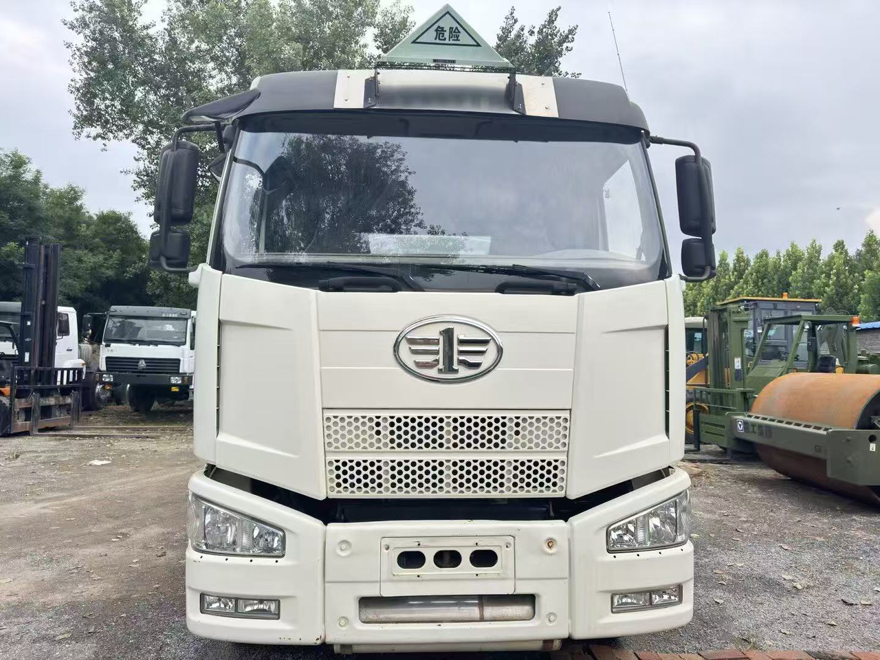 FAW tanker truck - Cisternové vozidlo: obrázok 5 FAW tanker truck - Cisternové vozidlo: obrázok 5