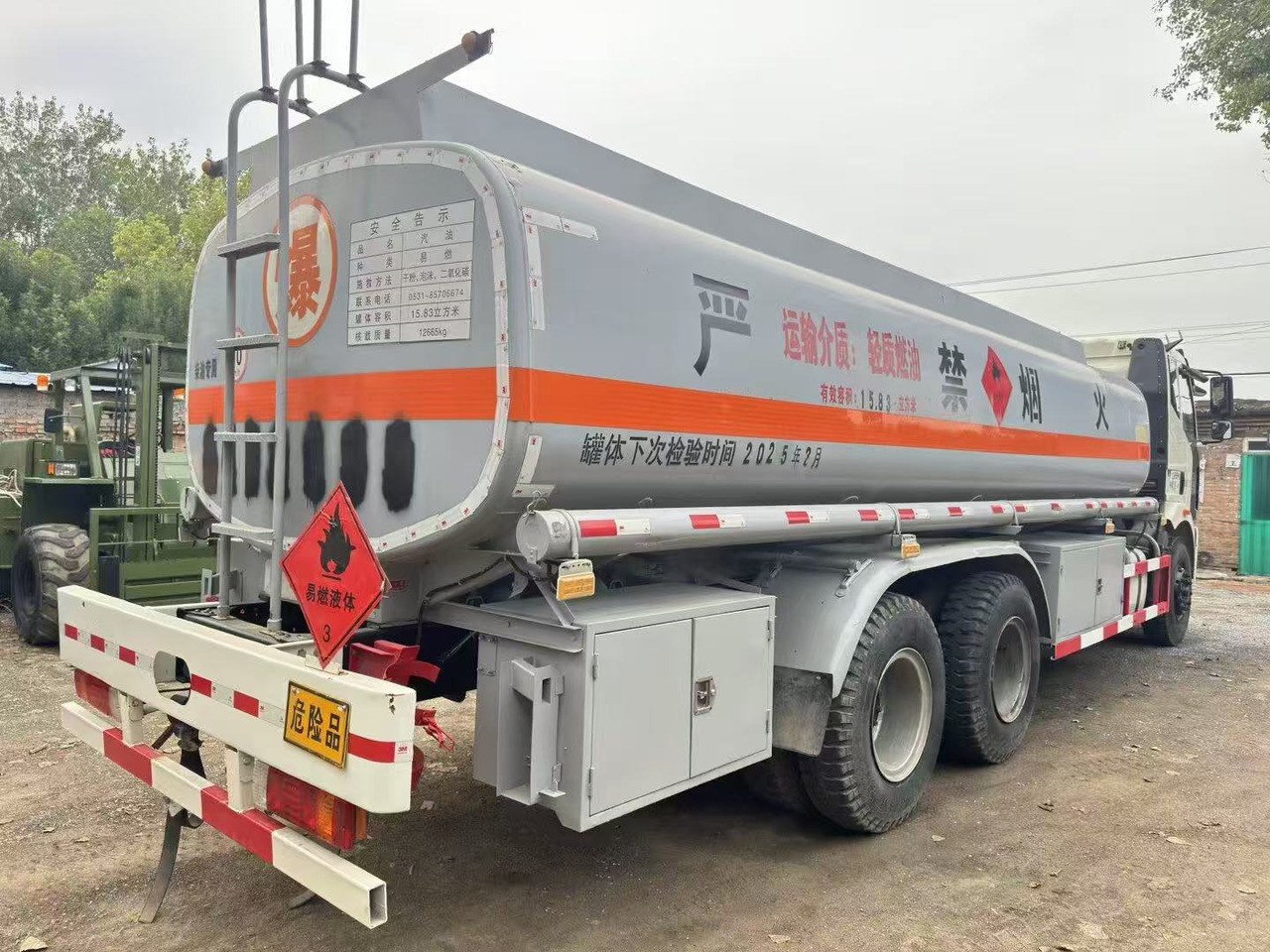 FAW tanker truck - Cisternové vozidlo: obrázok 3 FAW tanker truck - Cisternové vozidlo: obrázok 3