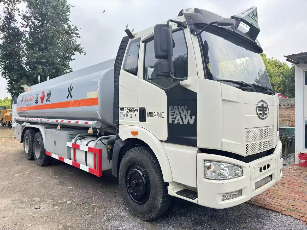 FAW tanker truck - Cisternové vozidlo: obrázok 4 FAW tanker truck - Cisternové vozidlo: obrázok 4