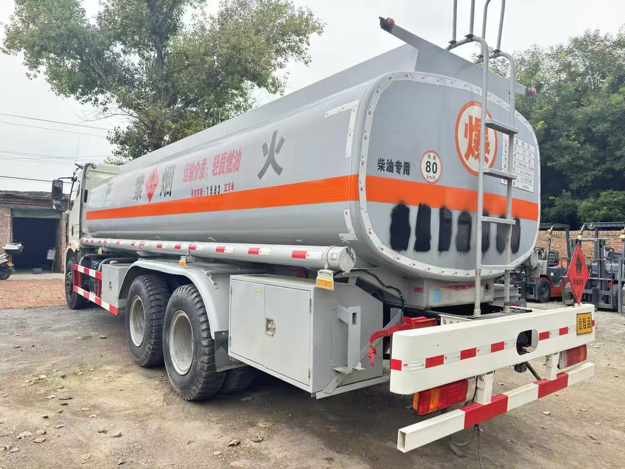 FAW tanker truck - Cisternové vozidlo: obrázok 2 FAW tanker truck - Cisternové vozidlo: obrázok 2