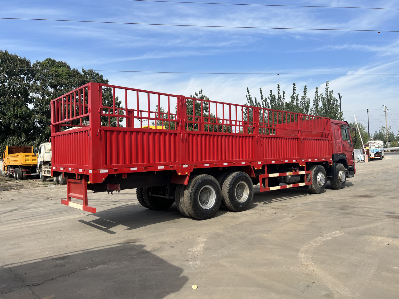 SINOTRUK HOWO 8*4 Fence Truck - Nákladné auto: obrázok 2 SINOTRUK HOWO 8*4 Fence Truck - Nákladné auto: obrázok 2