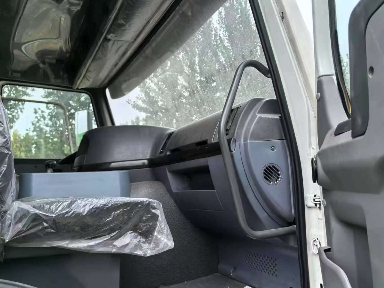SINOTRUK HOWO 6x4 - Chladirenské nákladné vozidlo: obrázok 5 SINOTRUK HOWO 6x4 - Chladirenské nákladné vozidlo: obrázok 5