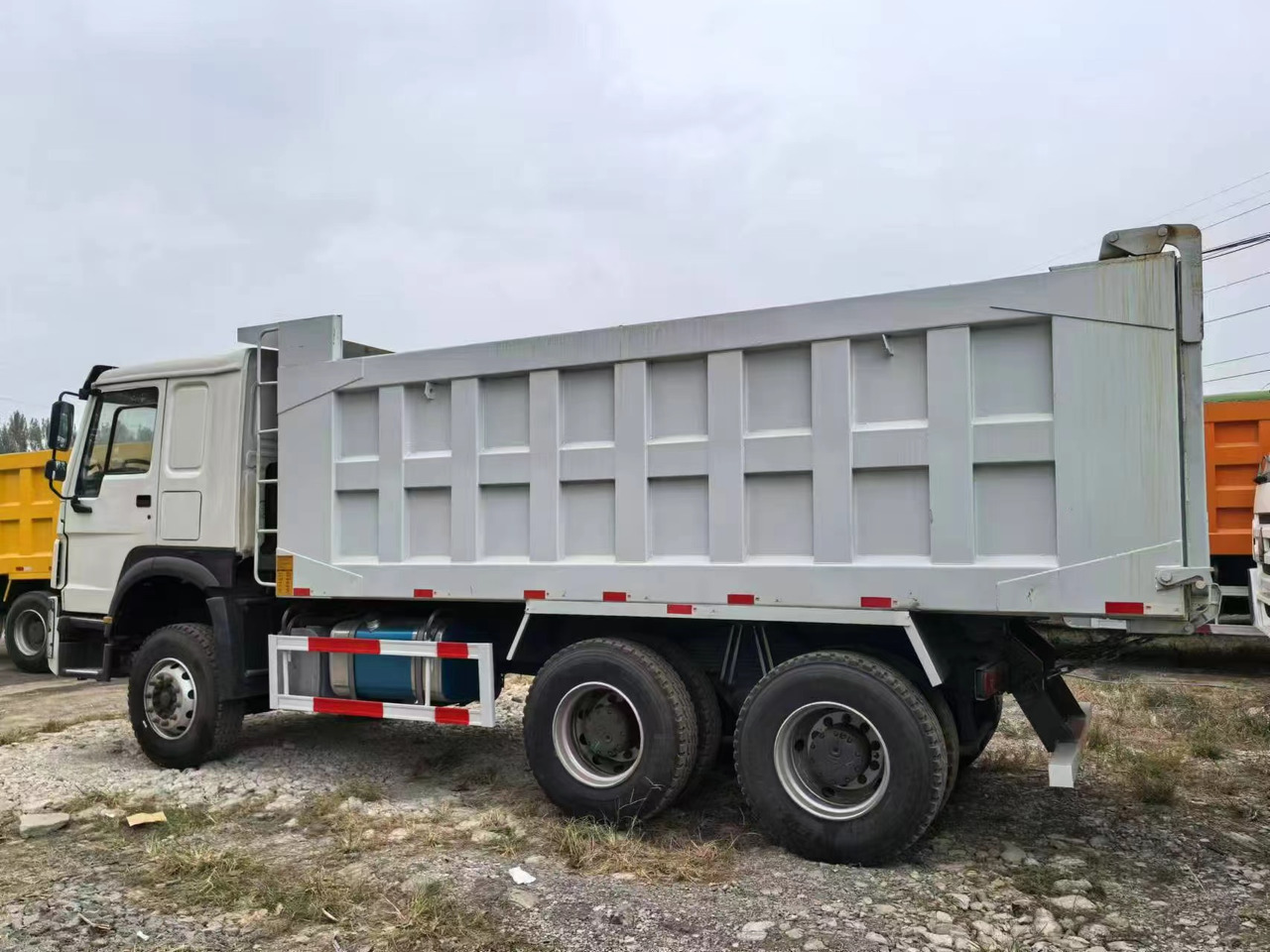 SINOTRUK HOWO 6x4 - Chladirenské nákladné vozidlo: obrázok 3 SINOTRUK HOWO 6x4 - Chladirenské nákladné vozidlo: obrázok 3