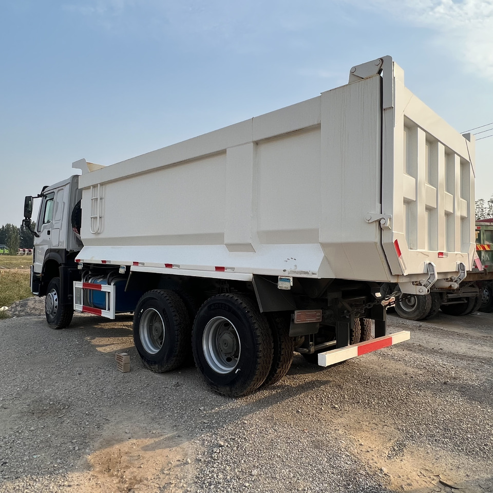 SINOTRUK HOWO - Skříňový nákladní auto: obrázok 1 SINOTRUK HOWO - Skříňový nákladní auto: obrázok 1