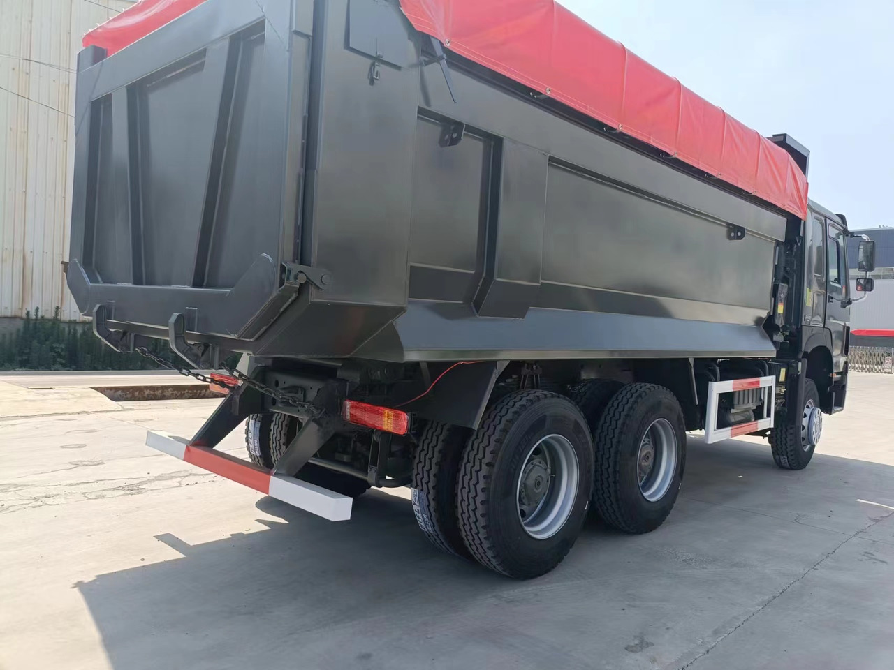 SINOTRUK HOWO - Skříňový nákladní auto: obrázok 2 SINOTRUK HOWO - Skříňový nákladní auto: obrázok 2