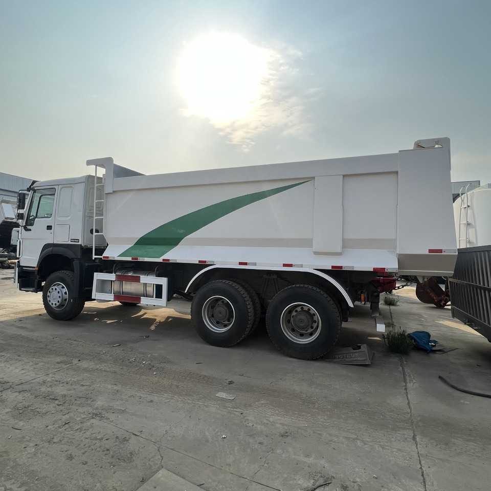 SINOTRUK HOWO - Skříňový nákladní auto: obrázok 4 SINOTRUK HOWO - Skříňový nákladní auto: obrázok 4