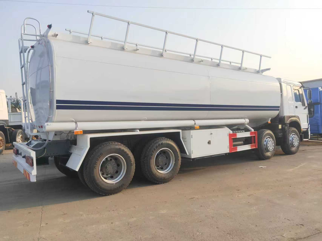 SINOTRUK HOWO Fuel Tank - Cisternové vozidlo: obrázok 3 SINOTRUK HOWO Fuel Tank - Cisternové vozidlo: obrázok 3