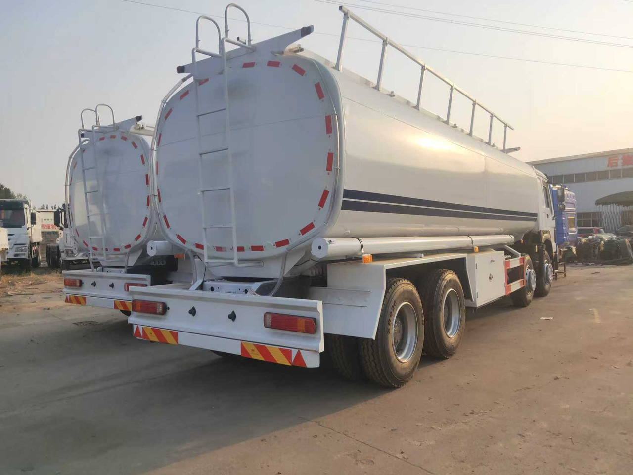 SINOTRUK HOWO Fuel Tank - Cisternové vozidlo: obrázok 4 SINOTRUK HOWO Fuel Tank - Cisternové vozidlo: obrázok 4