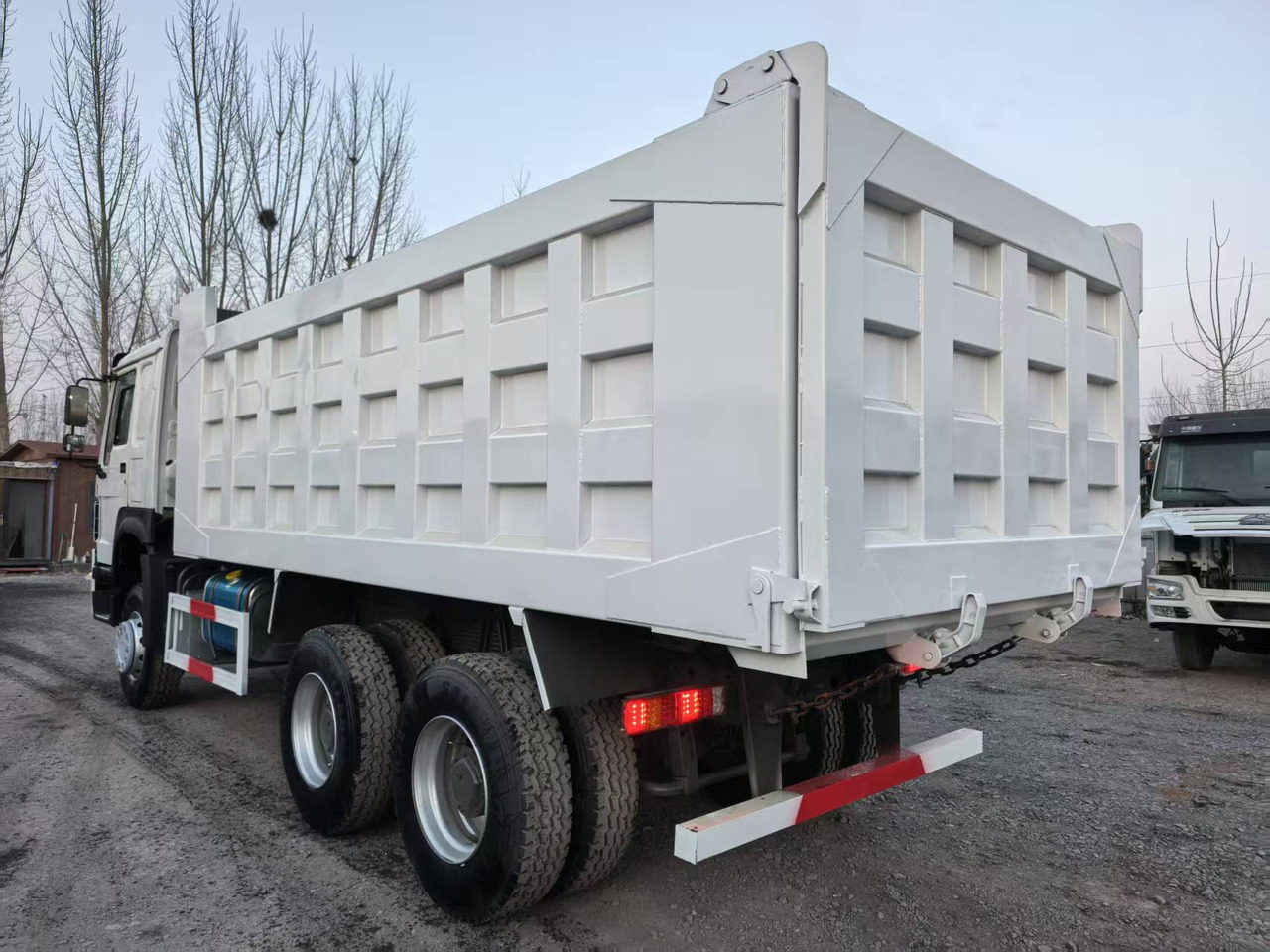 SINOTRUK Howo 6*4 - Sklápač: obrázok 5 SINOTRUK Howo 6*4 - Sklápač: obrázok 5