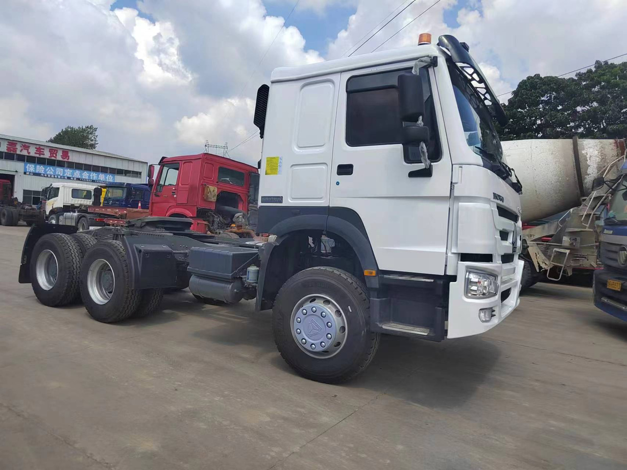 SINOTRUK HOWO trailer head - Ťahač: obrázok 3 SINOTRUK HOWO trailer head - Ťahač: obrázok 3