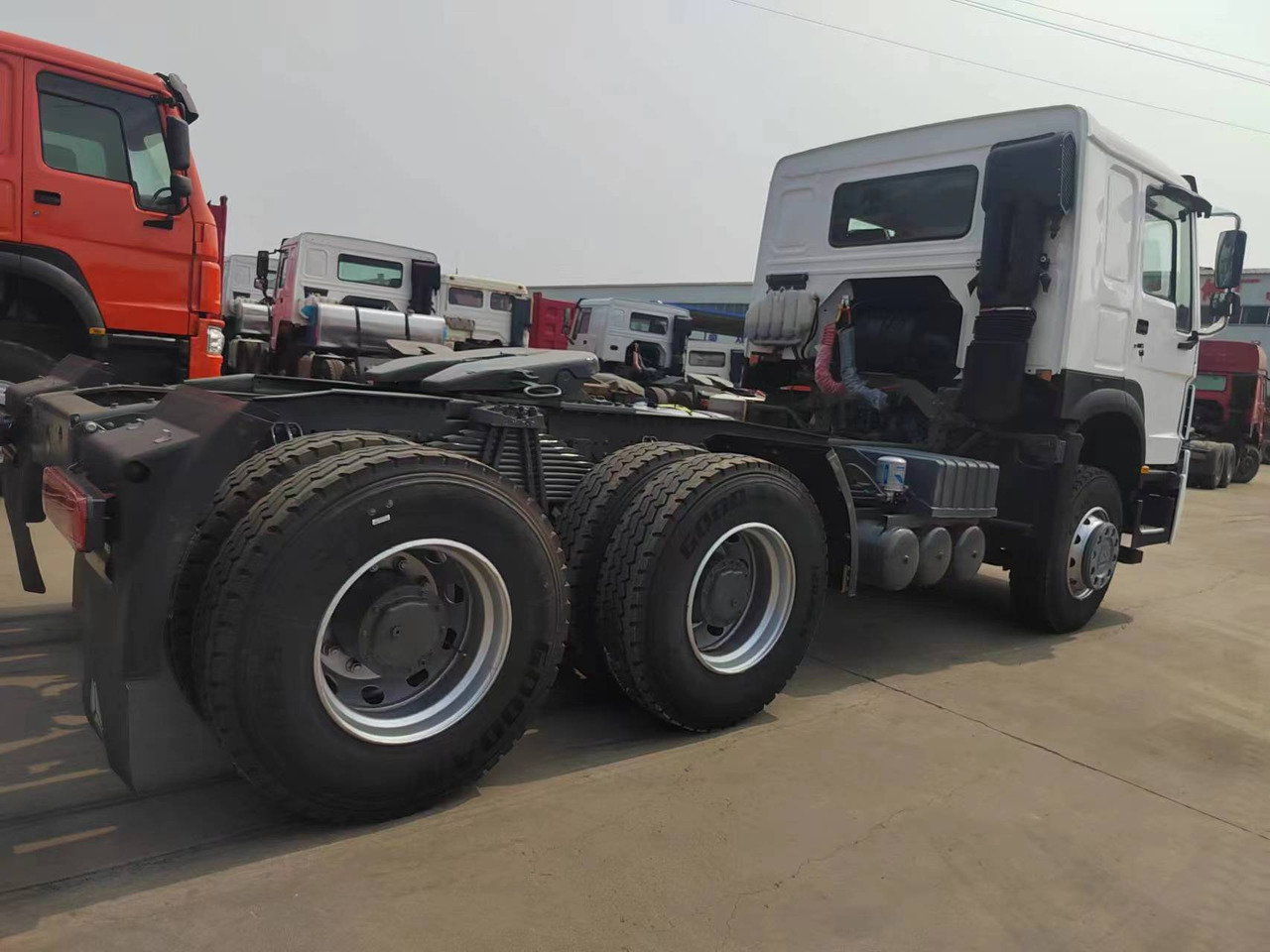 SINOTRUK HOWO trailer head - Ťahač: obrázok 4 SINOTRUK HOWO trailer head - Ťahač: obrázok 4