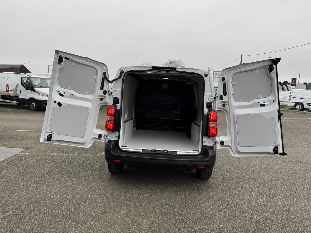 CITROEN Jumpy M 2.0 BlueHDi - 145 S&S - BV EAT8 III FOURGON . PHASE 2 - Furgon: obrázok 3 CITROEN Jumpy M 2.0 BlueHDi - 145 S&S - BV EAT8 III FOURGON . PHASE 2 - Furgon: obrázok 3