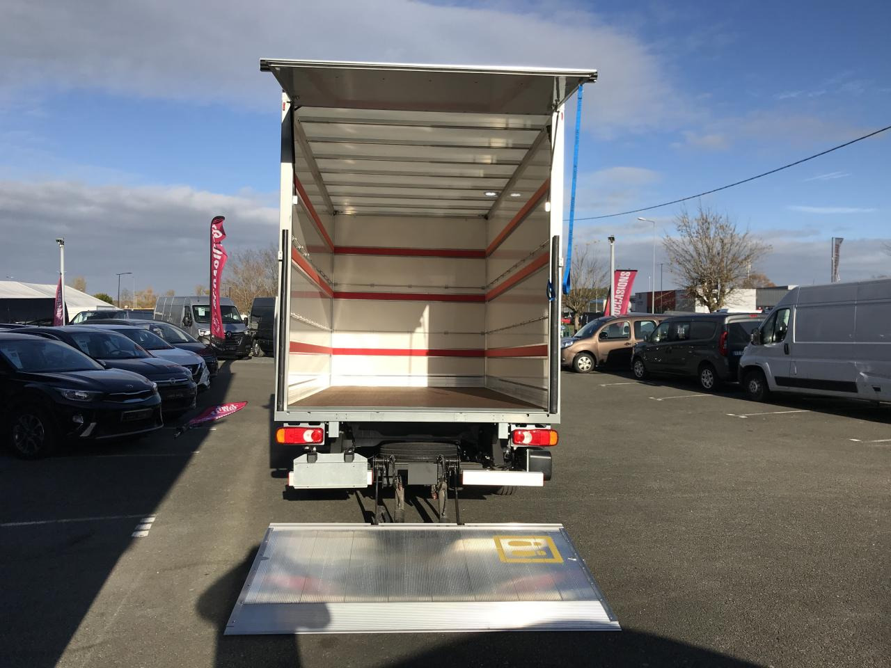 Dodávka skriňová nadstavba FIAT DUCATO 3T5 CAISSE + HAYON 2.3 MJT 140CH PRO LOUNGE: obrázok 10 Dodávka skriňová nadstavba FIAT DUCATO 3T5 CAISSE + HAYON 2.3 MJT 140CH PRO LOUNGE: obrázok 10