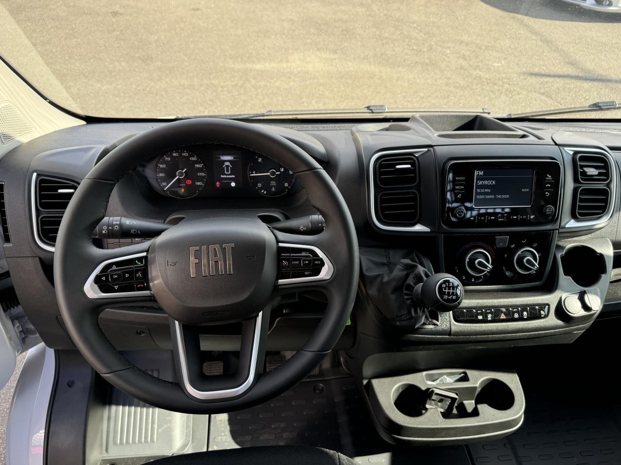 FIAT Ducato Maxi 3.5 XL 2.2 - 140 S&S III PLATEAU CABINE Plateau cabine Maxi 3.5 XL PHASE 4 - Dodávka valník: obrázok 5 FIAT Ducato Maxi 3.5 XL 2.2 - 140 S&S III PLATEAU CABINE Plateau cabine Maxi 3.5 XL PHASE 4 - Dodávka valník: obrázok 5