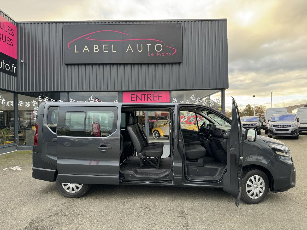 Nissan NV300 N-Connecta 3.0t L2H1 2.0 dCi - 150 - Stop/Start COMBI Combi L2H1 PHASE 2 - Automobil: obrázok 1 Nissan NV300 N-Connecta 3.0t L2H1 2.0 dCi - 150 - Stop/Start COMBI Combi L2H1 PHASE 2 - Automobil: obrázok 1