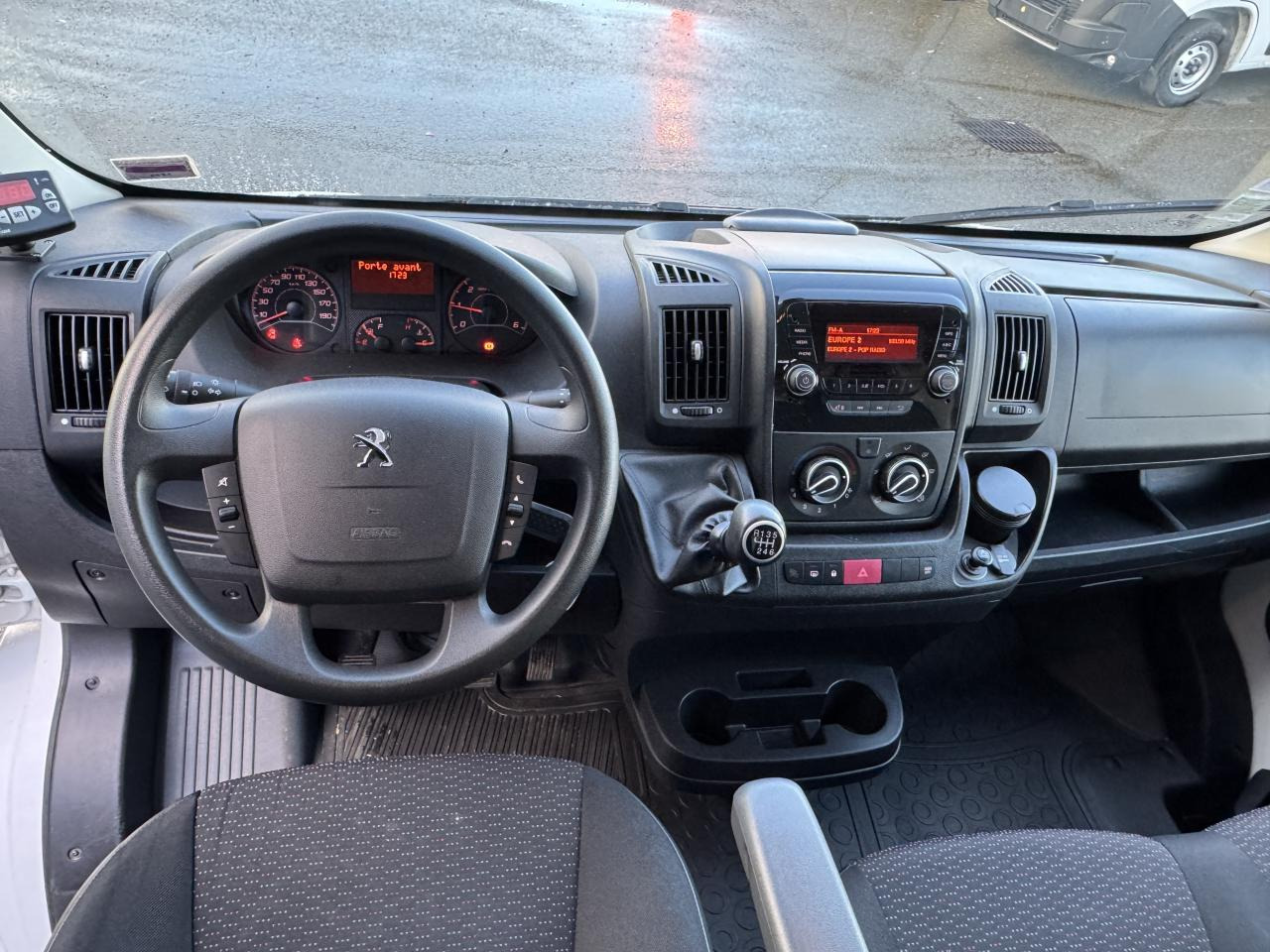 PEUGEOT Boxer 3.5t L2H2 2.2 HDi S&S - 140 III FOURGON TOLE Fourgon Tolé 335 L2H2 PHASE 3 - Furgon: obrázok 3 PEUGEOT Boxer 3.5t L2H2 2.2 HDi S&S - 140 III FOURGON TOLE Fourgon Tolé 335 L2H2 PHASE 3 - Furgon: obrázok 3