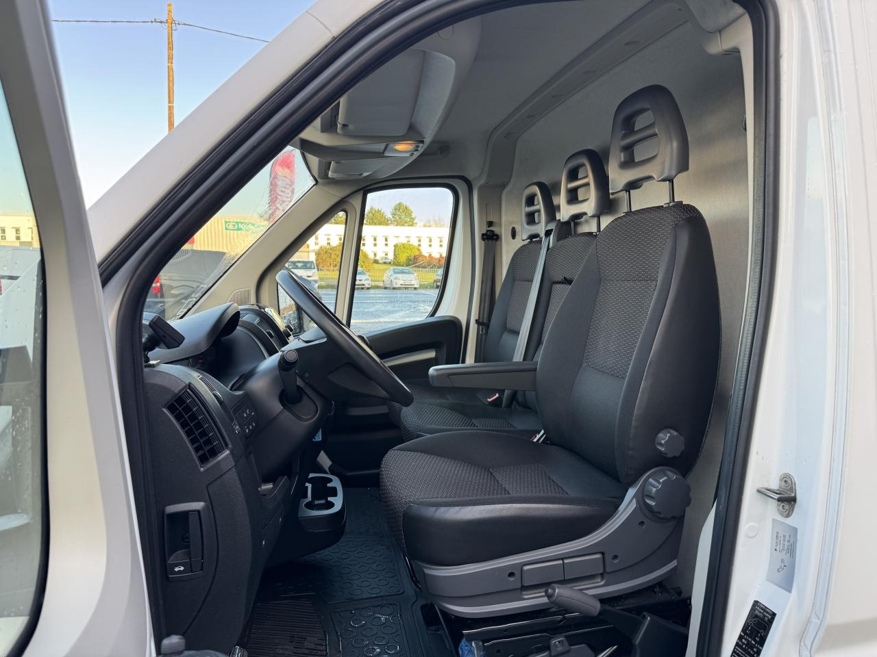 PEUGEOT Boxer 3.5t L2H2 2.2 HDi S&S - 140 III FOURGON TOLE Fourgon Tolé 335 L2H2 PHASE 3 - Furgon: obrázok 4 PEUGEOT Boxer 3.5t L2H2 2.2 HDi S&S - 140 III FOURGON TOLE Fourgon Tolé 335 L2H2 PHASE 3 - Furgon: obrázok 4