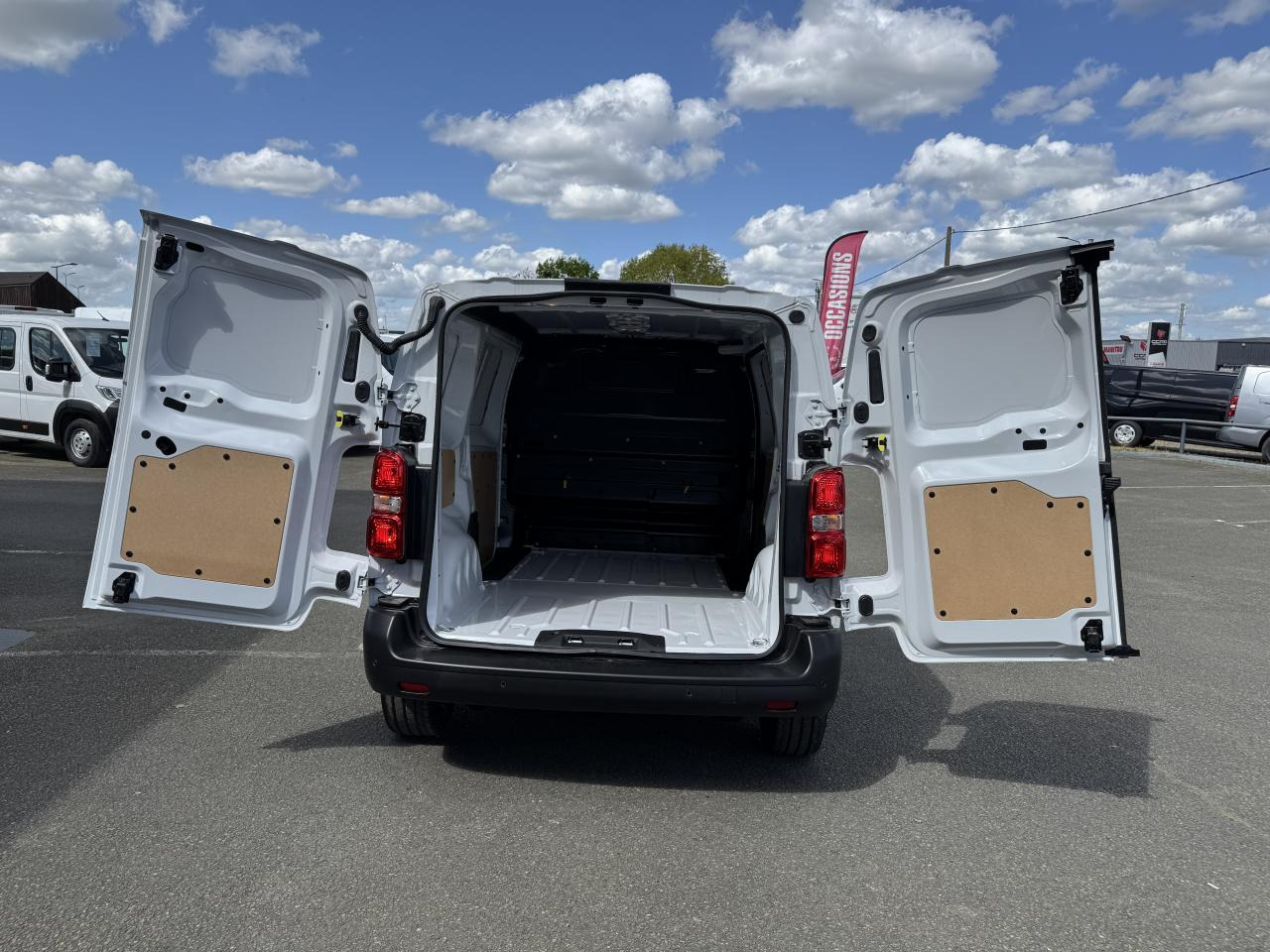 PEUGEOT Expert M 2.0 BlueHDi - 145 III FOURGON Fourgon PHASE 2 - Furgon: obrázok 3 PEUGEOT Expert M 2.0 BlueHDi - 145 III FOURGON Fourgon PHASE 2 - Furgon: obrázok 3