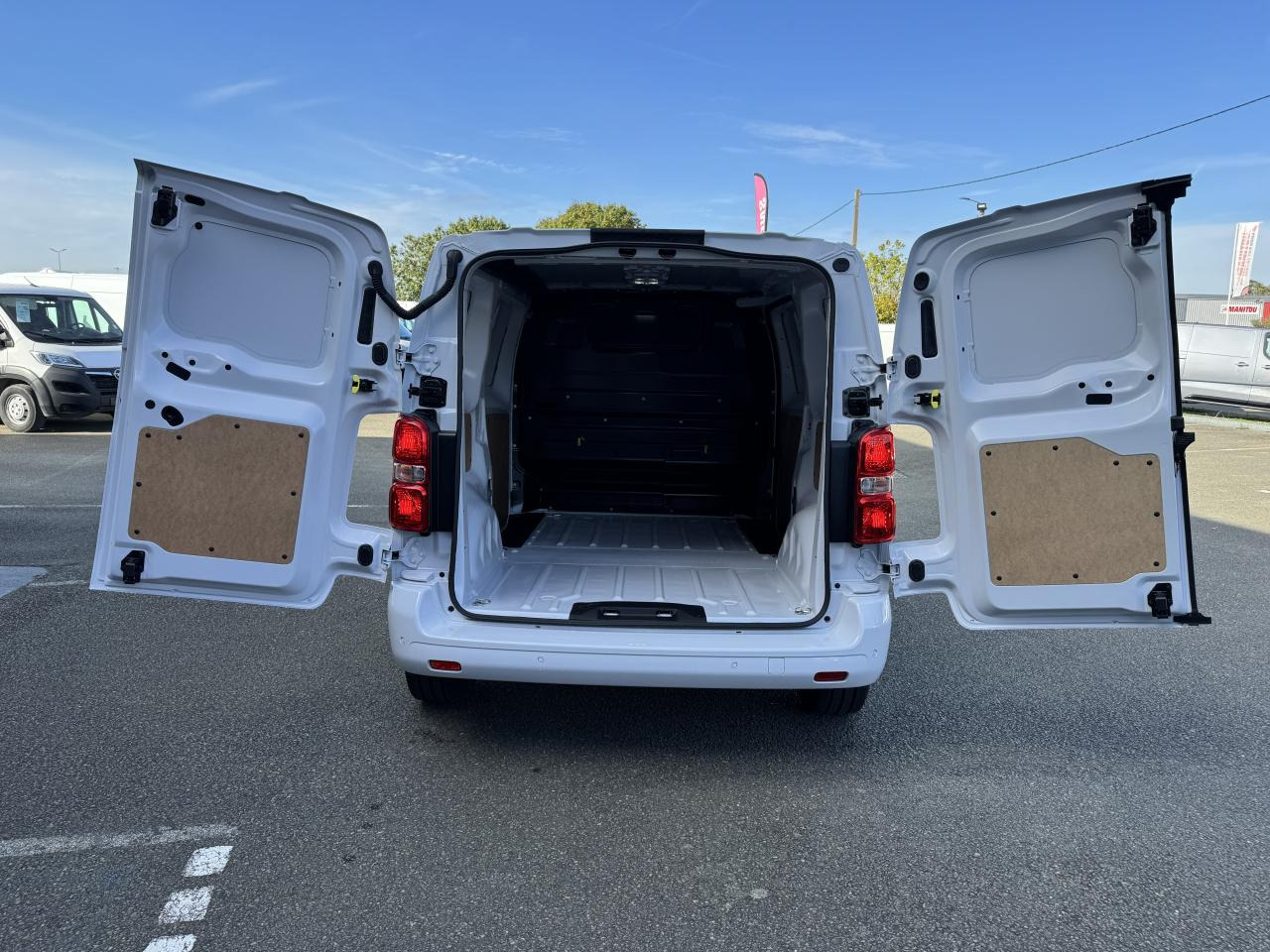 PEUGEOT Expert M 2.0 BlueHDi - 145 S&S - BV EAT8 III FOURGON Fourgon PHASE 2 - Furgon: obrázok 3 PEUGEOT Expert M 2.0 BlueHDi - 145 S&S - BV EAT8 III FOURGON Fourgon PHASE 2 - Furgon: obrázok 3