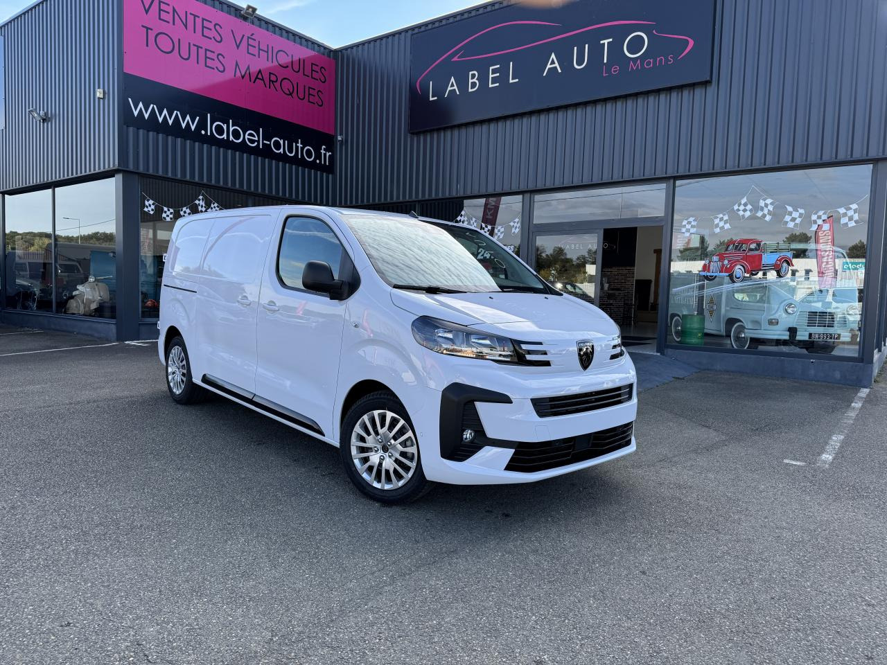 PEUGEOT Expert M 2.0 BlueHDi - 145 S&S - BV EAT8 III FOURGON Fourgon PHASE 2 - Furgon: obrázok 1 PEUGEOT Expert M 2.0 BlueHDi - 145 S&S - BV EAT8 III FOURGON Fourgon PHASE 2 - Furgon: obrázok 1