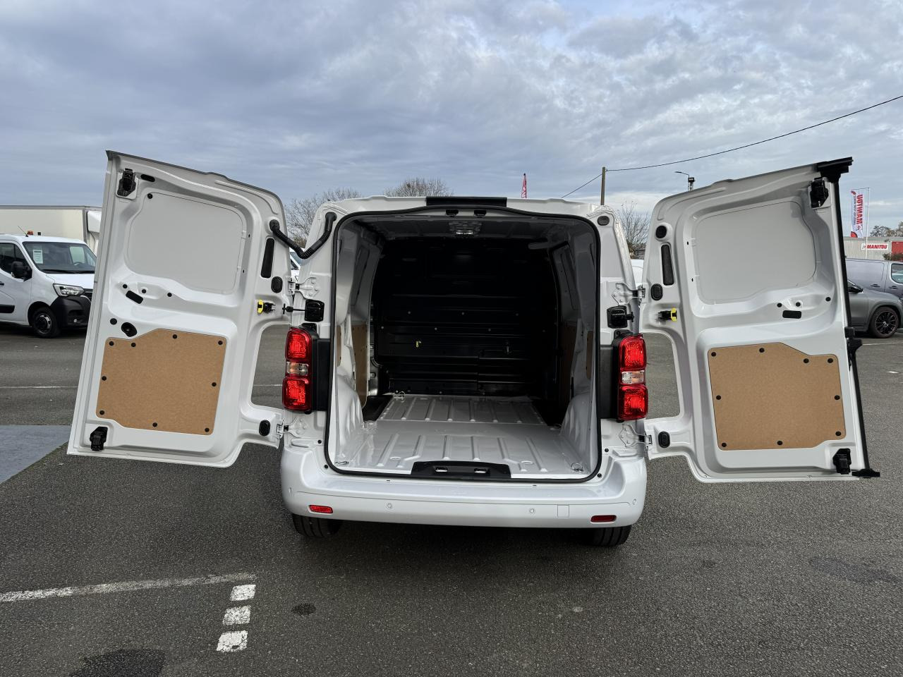 PEUGEOT Expert M 2.0 BlueHDi - 180 S&S - BV EAT8 III FOURGON Fourgon PHASE 2 - Furgon: obrázok 3 PEUGEOT Expert M 2.0 BlueHDi - 180 S&S - BV EAT8 III FOURGON Fourgon PHASE 2 - Furgon: obrázok 3