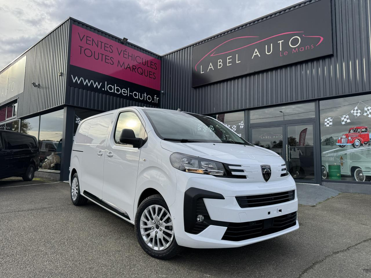 PEUGEOT Expert M 2.0 BlueHDi - 180 S&S - BV EAT8 III FOURGON Fourgon PHASE 2 - Furgon: obrázok 4 PEUGEOT Expert M 2.0 BlueHDi - 180 S&S - BV EAT8 III FOURGON Fourgon PHASE 2 - Furgon: obrázok 4