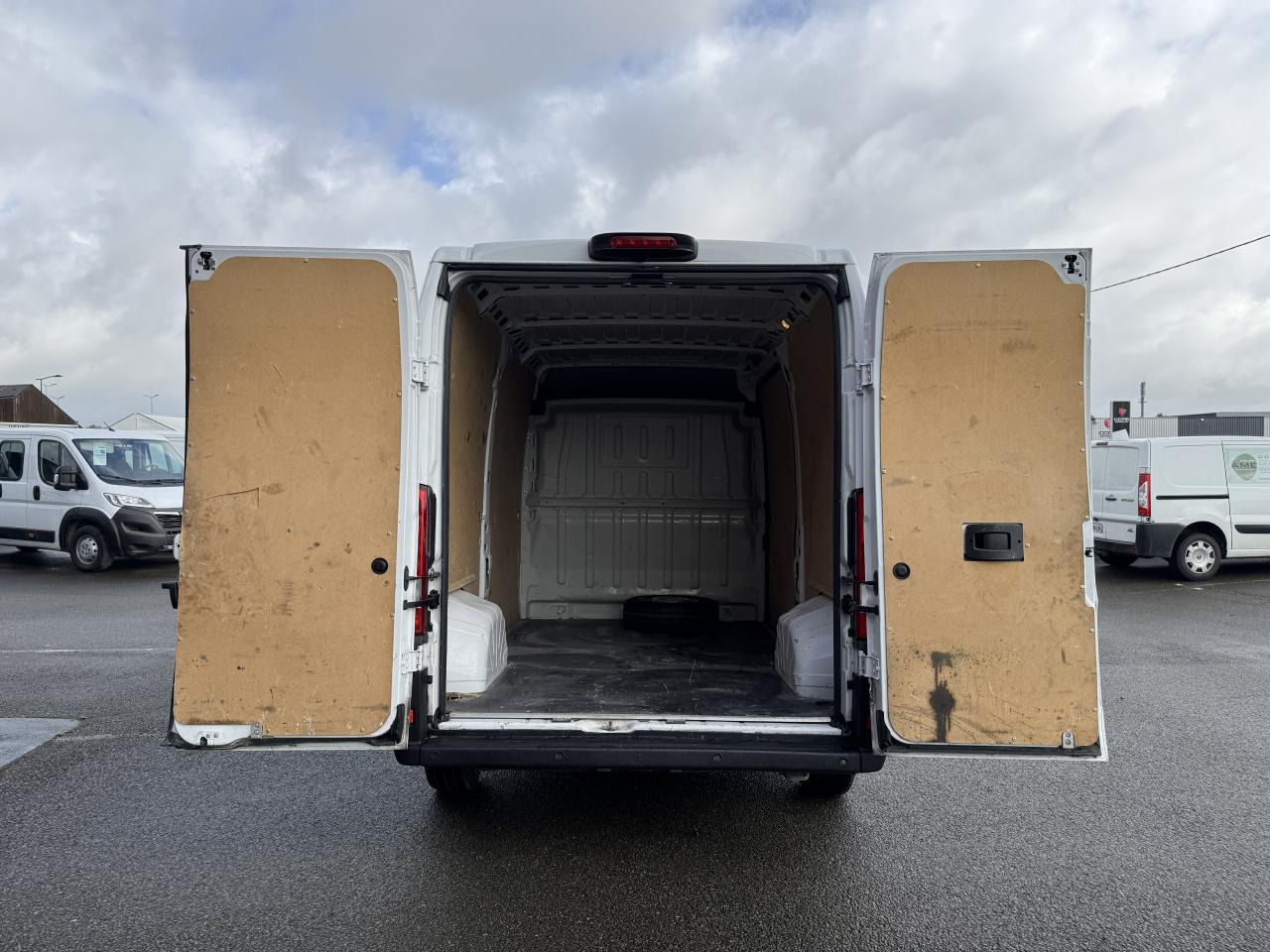 PEUGEOT boxer 333 L2H2 2.2 BLUEHDI S&S 140CH ASPHALT - Furgon: obrázok 2 PEUGEOT boxer 333 L2H2 2.2 BLUEHDI S&S 140CH ASPHALT - Furgon: obrázok 2