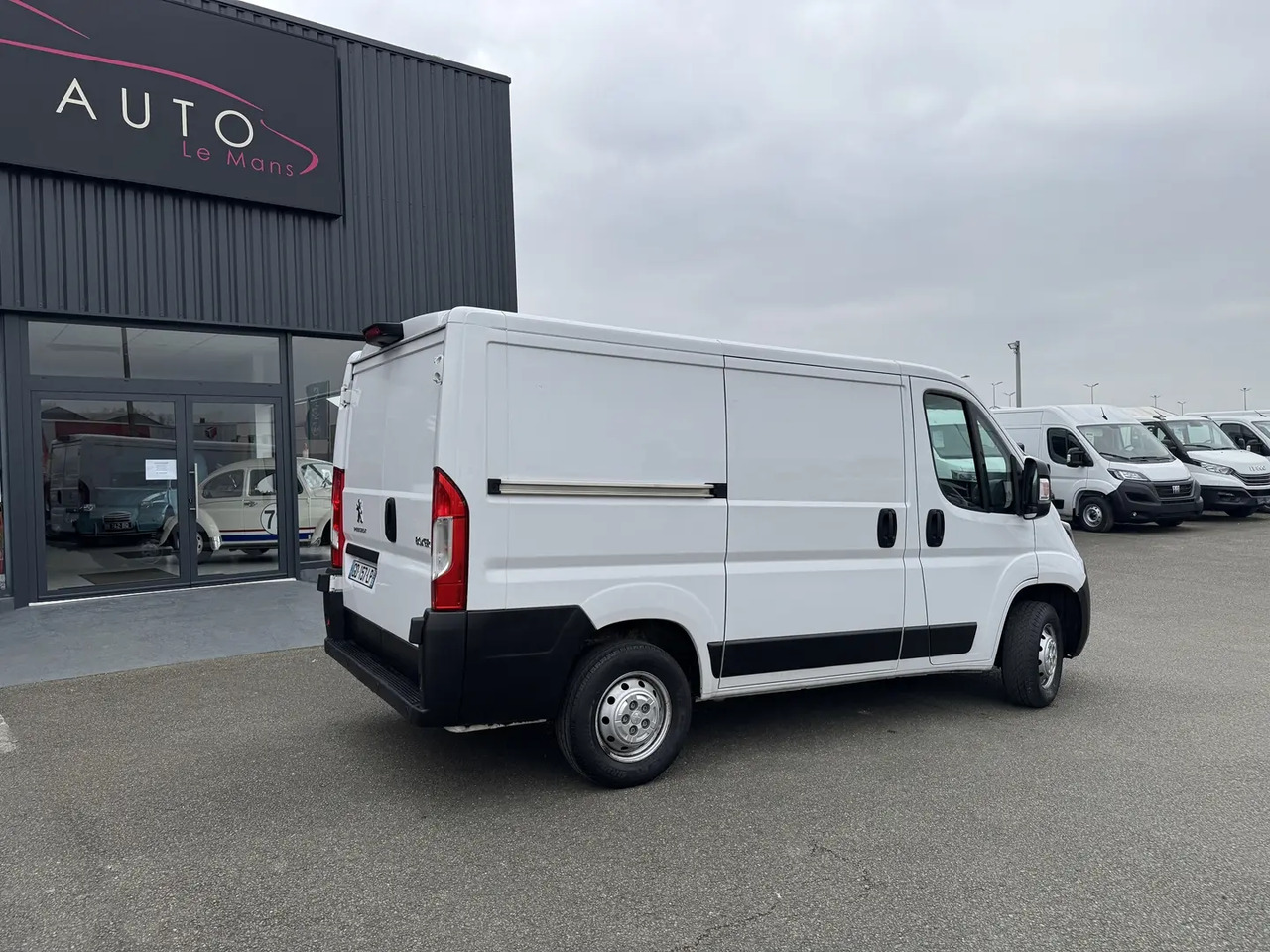 Peugeot Boxer 333 L1H1 2.2 BLUEHDI S&S 140CH ASPHALT - Furgon: obrázok 5 Peugeot Boxer 333 L1H1 2.2 BLUEHDI S&S 140CH ASPHALT - Furgon: obrázok 5