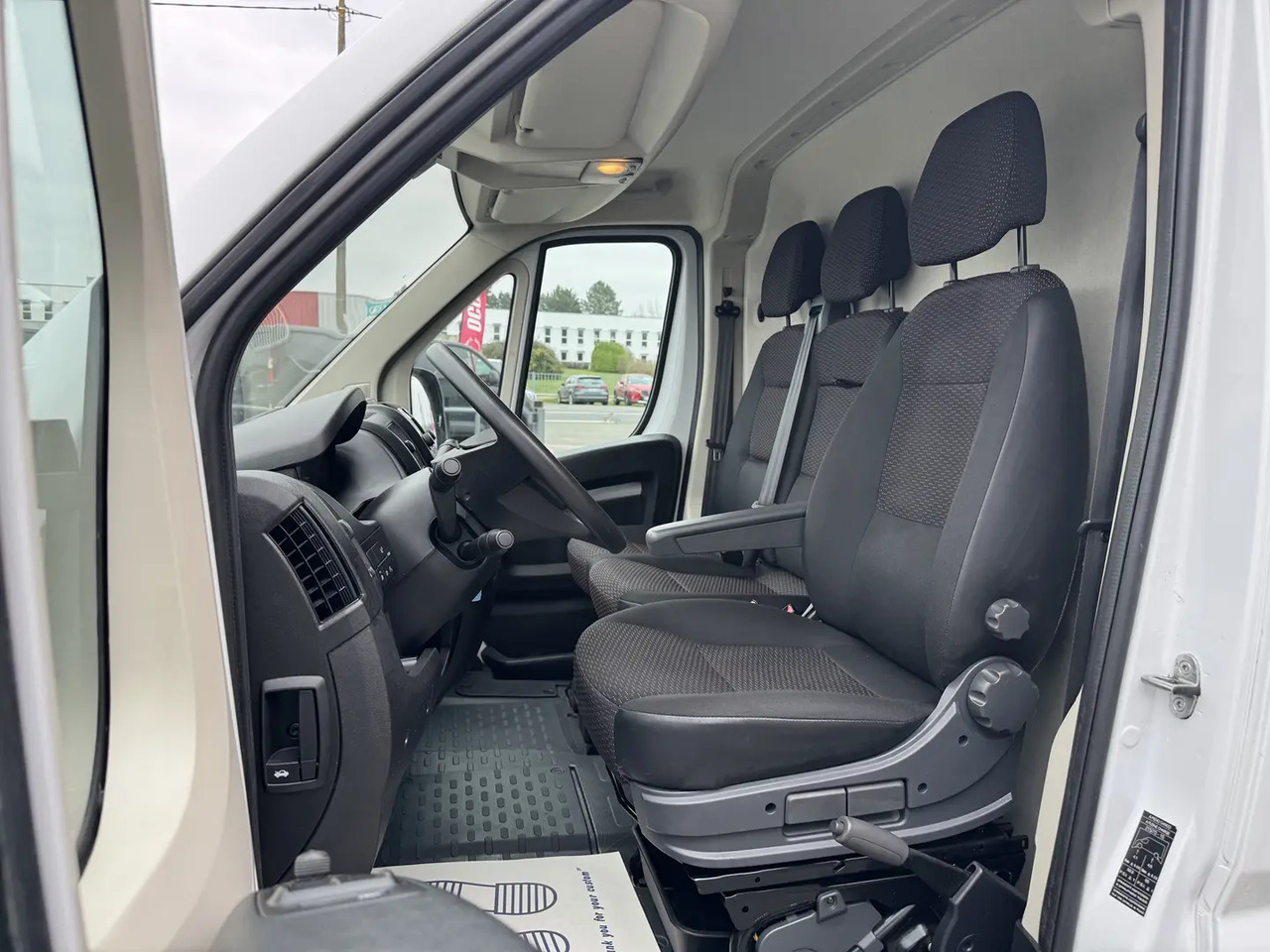 Peugeot Boxer 333 L3H2 2.2 BLUEHDI S&S 140CH ASPHALT - Furgon: obrázok 4 Peugeot Boxer 333 L3H2 2.2 BLUEHDI S&S 140CH ASPHALT - Furgon: obrázok 4