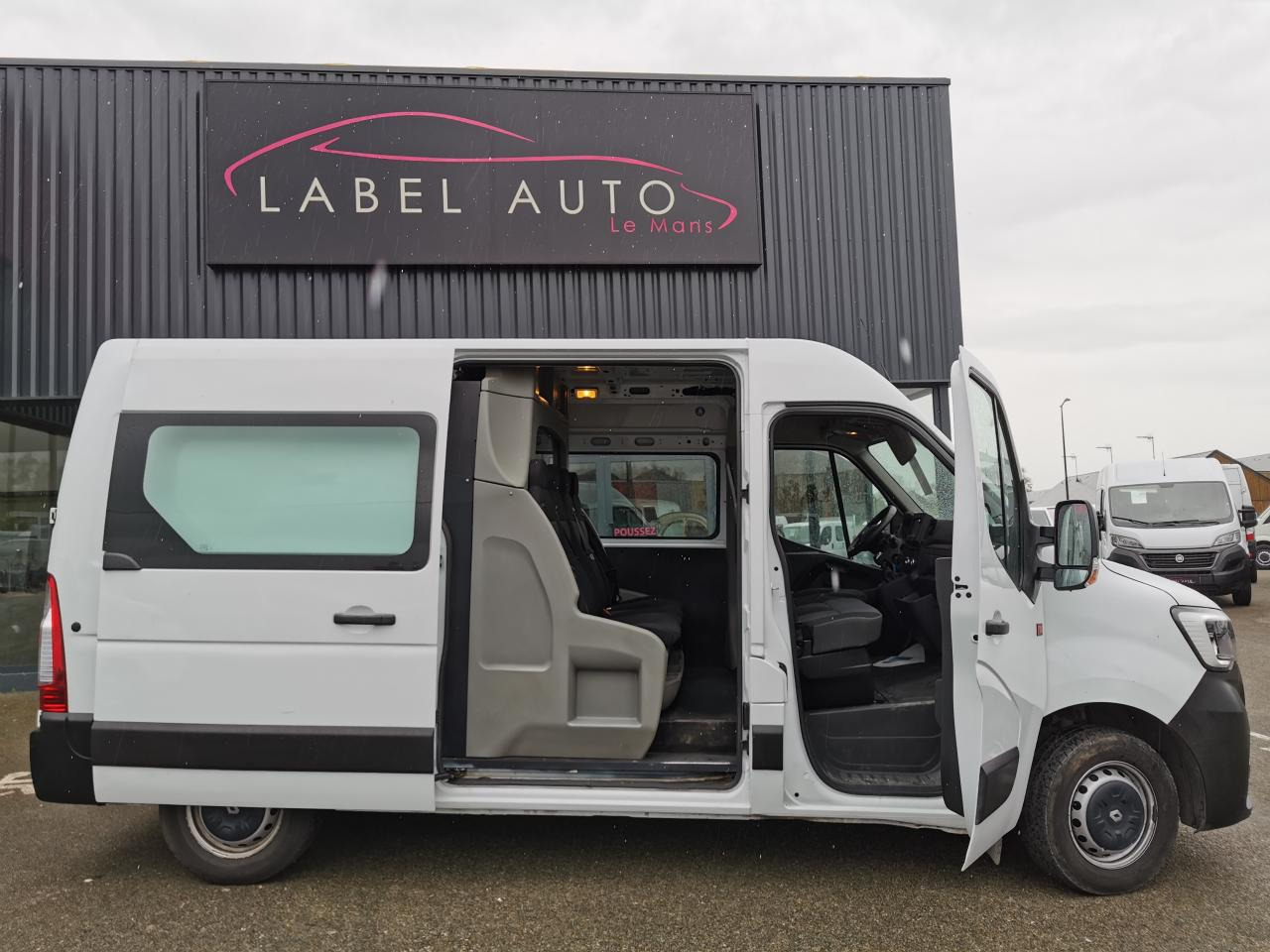 RENAULT Master Confort F3300 L2H2 2.3 dCi - 135 III CABINE APPROFONDIE Cabine approfondie L2H2 Traction PHA - Furgon: obrázok 1 RENAULT Master Confort F3300 L2H2 2.3 dCi - 135 III CABINE APPROFONDIE Cabine approfondie L2H2 Traction PHA - Furgon: obrázok 1