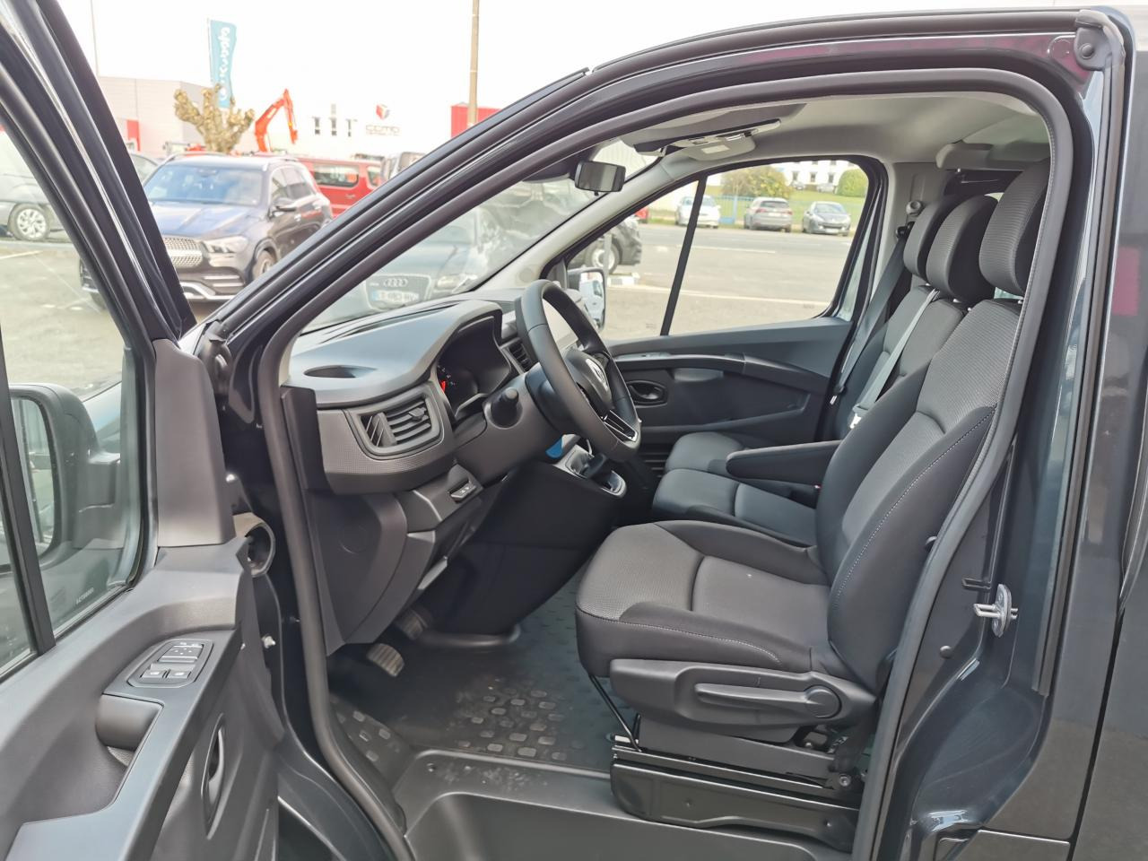 RENAULT Trafic L2 2.0 Energy dCi - 150 - S&S III COMBI Combi Zen L2H1 PHASE 3 - Minibus, Mikrobus: obrázok 5 RENAULT Trafic L2 2.0 Energy dCi - 150 - S&S III COMBI Combi Zen L2H1 PHASE 3 - Minibus, Mikrobus: obrázok 5