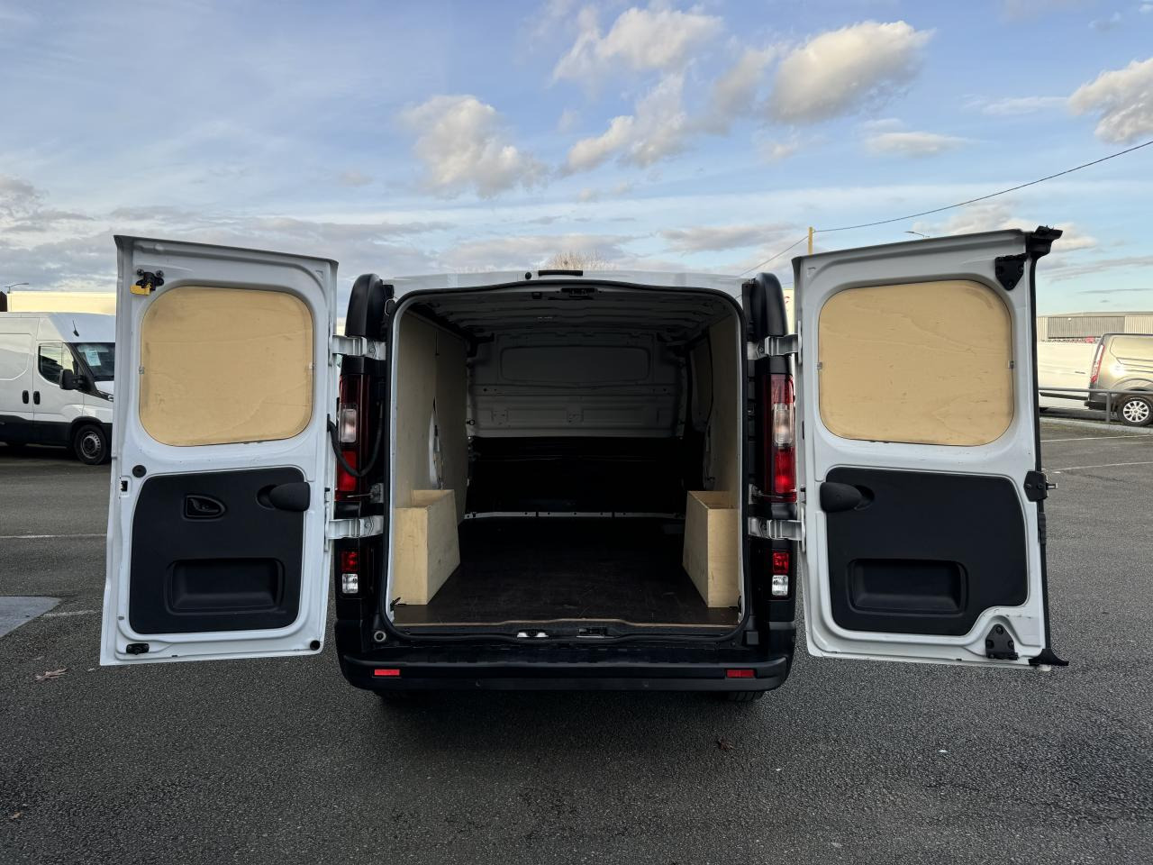 RENAULT Trafic L2H1 3000 Kg 2.0 Blue dCi - 130  III FOURGON Fourgon Grand Confort L2H1 PHASE 3 - Furgon: obrázok 3 RENAULT Trafic L2H1 3000 Kg 2.0 Blue dCi - 130  III FOURGON Fourgon Grand Confort L2H1 PHASE 3 - Furgon: obrázok 3