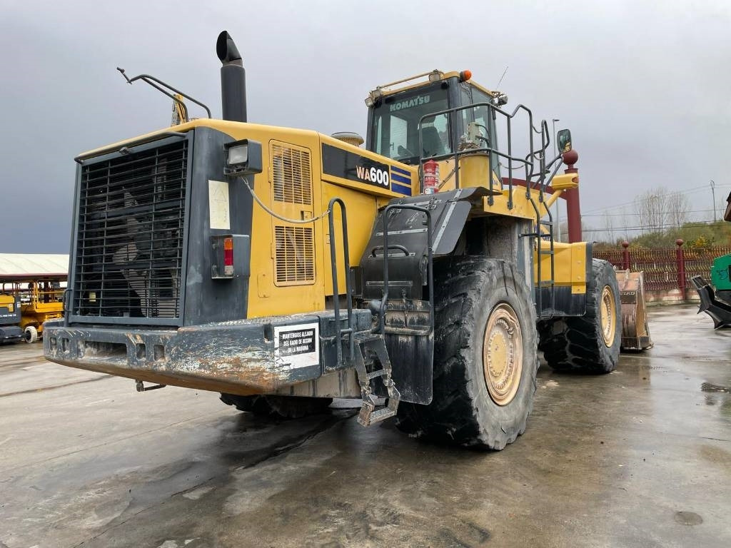 Komatsu WA 600-6 - Kolesový nakladač: obrázok 2 Komatsu WA 600-6 - Kolesový nakladač: obrázok 2