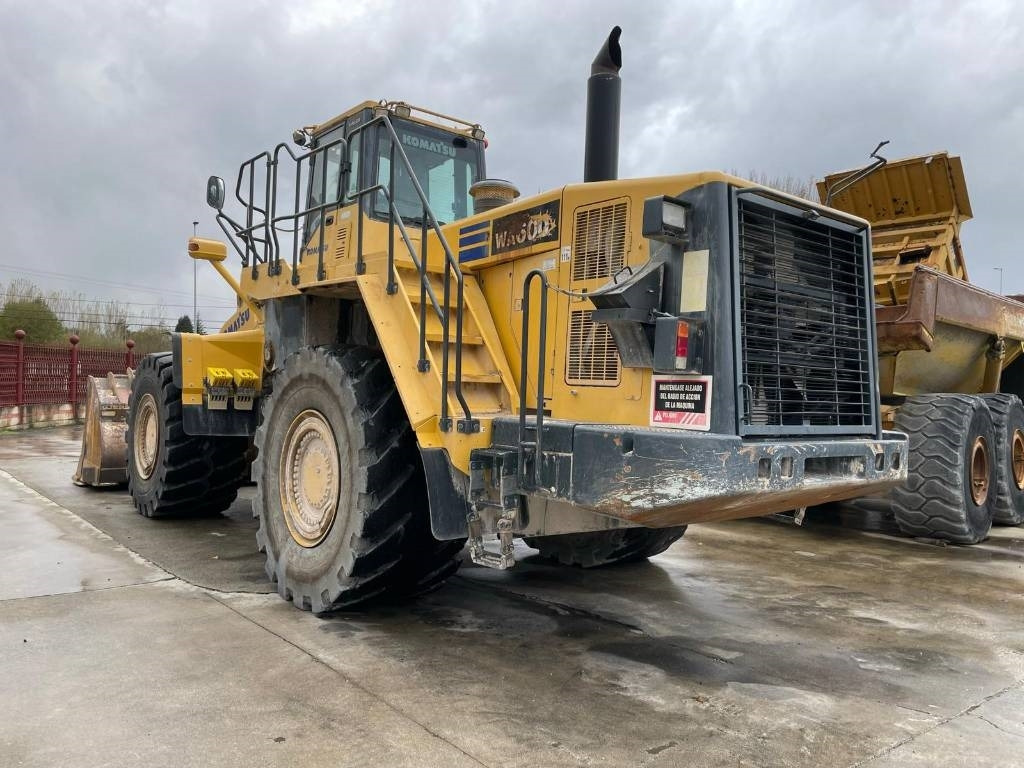 Komatsu WA 600-6 - Kolesový nakladač: obrázok 1 Komatsu WA 600-6 - Kolesový nakladač: obrázok 1