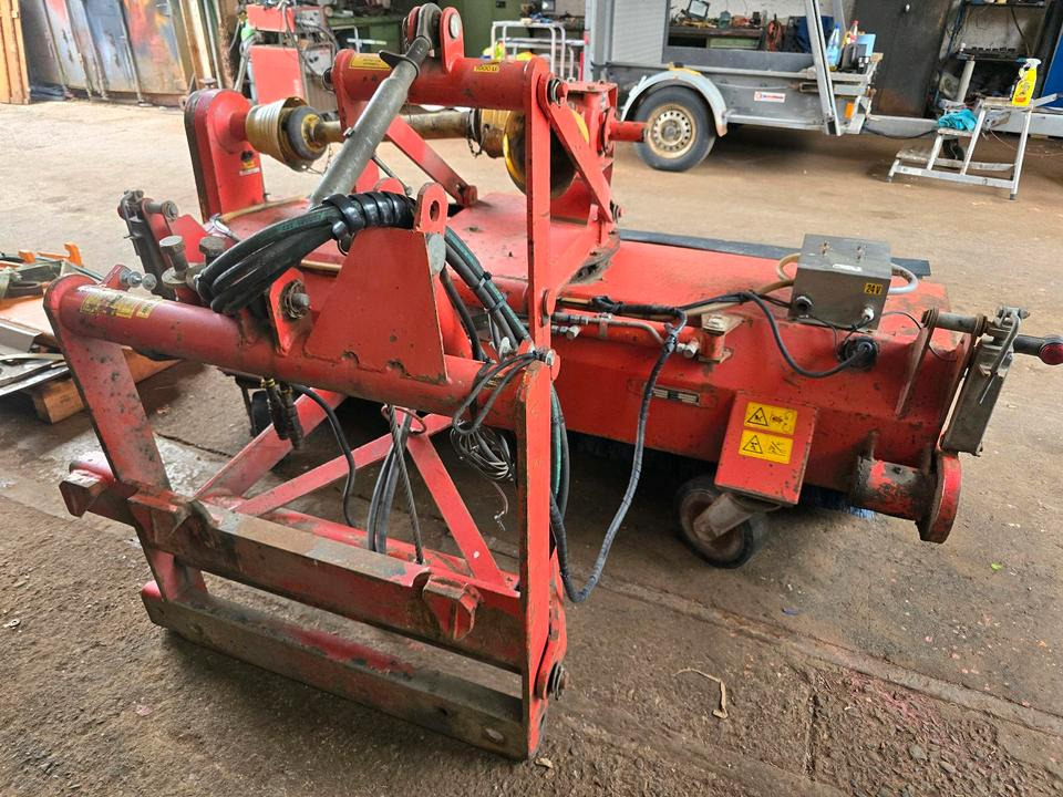 Dücker FKM 210 Kehrmaschine Straßenkehrmaschine Kehrbesen für Unimog 405 424 U 300 400 500 318 423 427 429 430 530 535 527 - Zametač: obrázok 1 Dücker FKM 210 Kehrmaschine Straßenkehrmaschine Kehrbesen für Unimog 405 424 U 300 400 500 318 423 427 429 430 530 535 527 - Zametač: obrázok 1